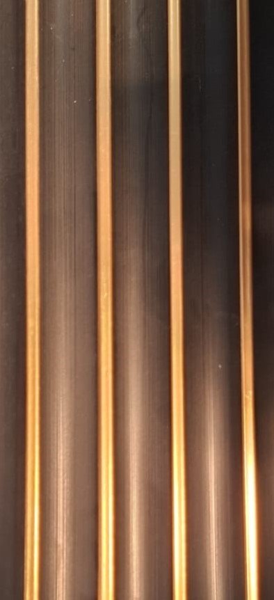 WPC LUXURI NEGRO FRANJA DORADA 